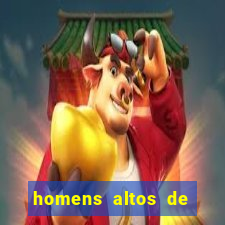 homens altos de pau grande