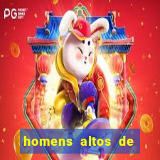 homens altos de pau grande